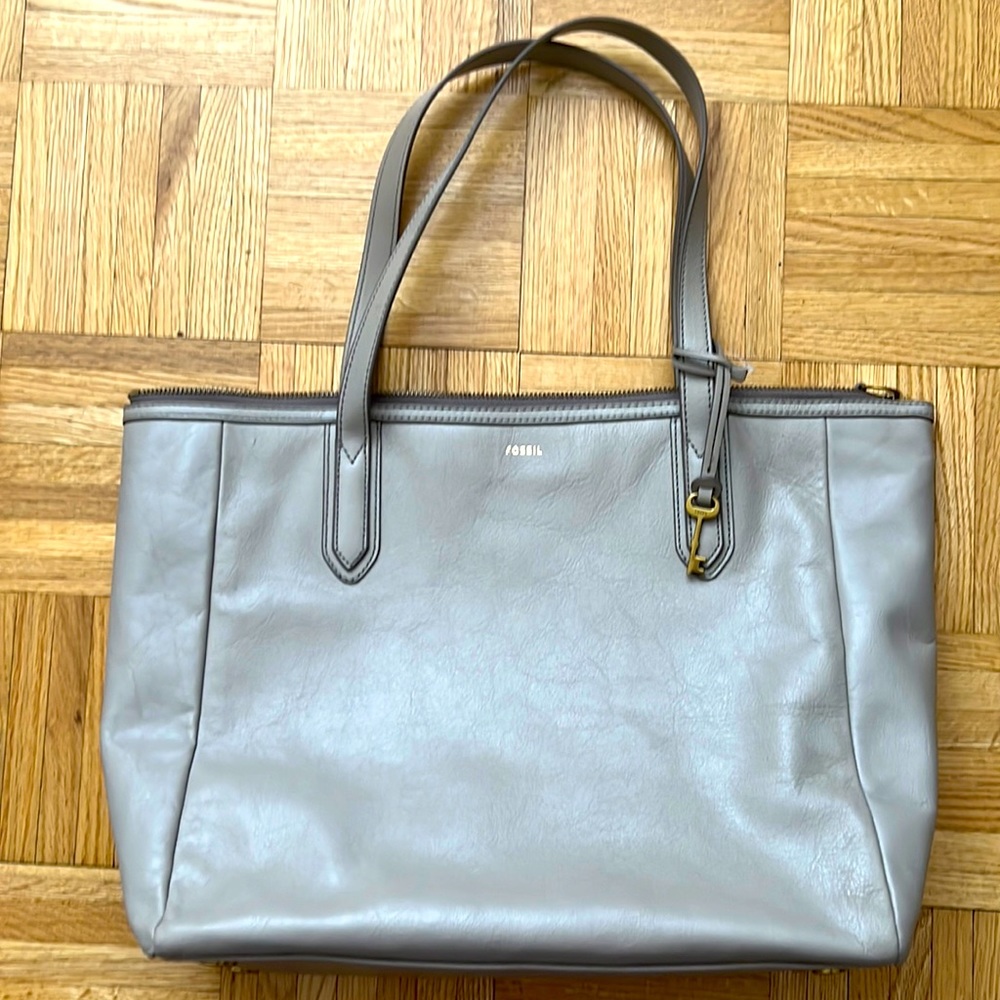 New without tags Fossil Sydney tote in light gray